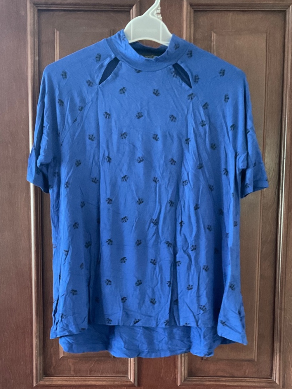 Blue Short-Sleeve Women’s Shirt with Subtle Print